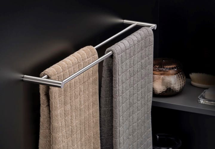 Toallero doble de baño Cosmic Logic Ambiente 8