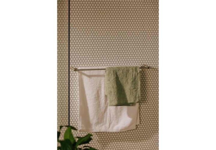 Toallero doble de baño Cosmic Logic Ambiente 5