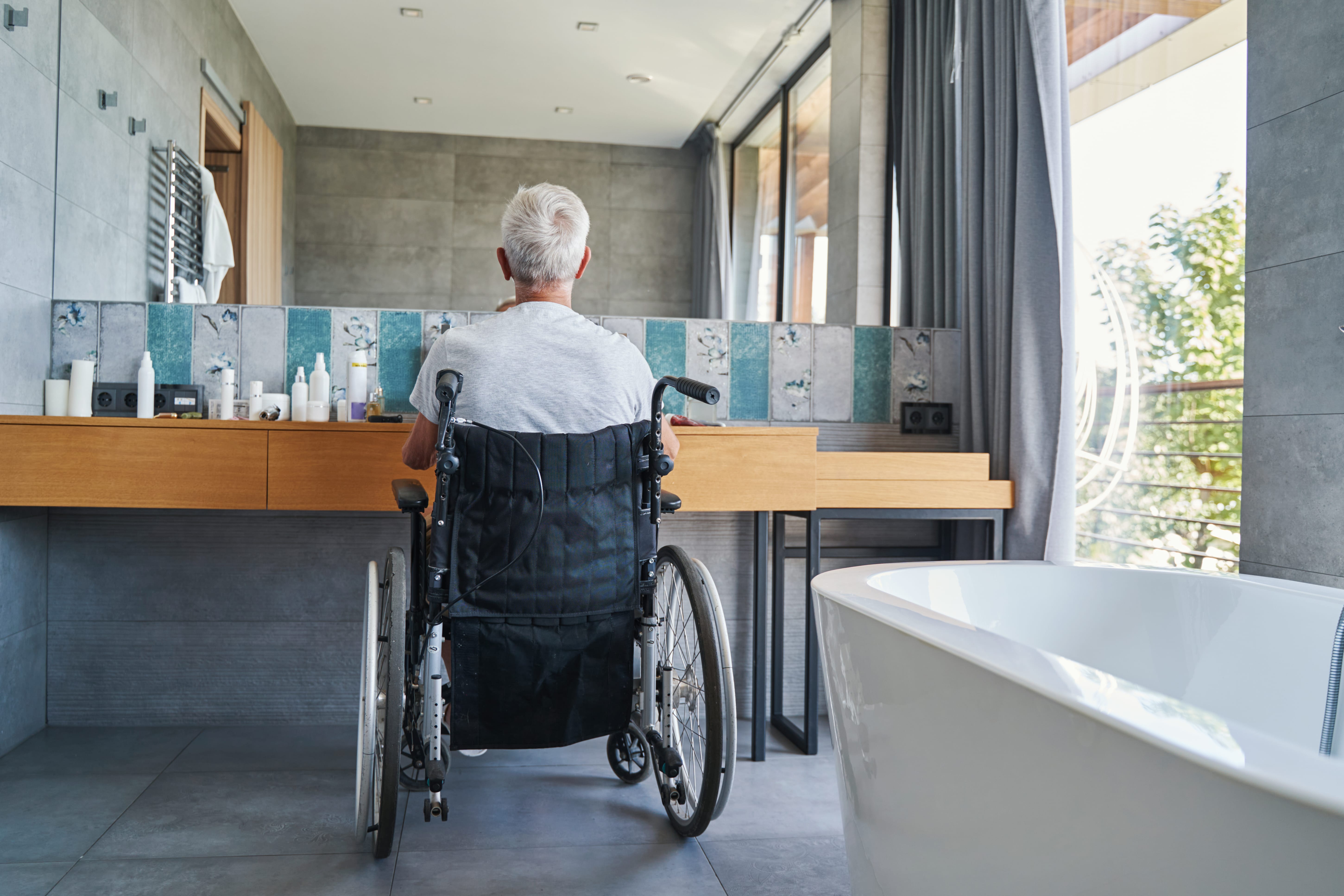 ¿Cómo acondicionar un baño para personas mayores?