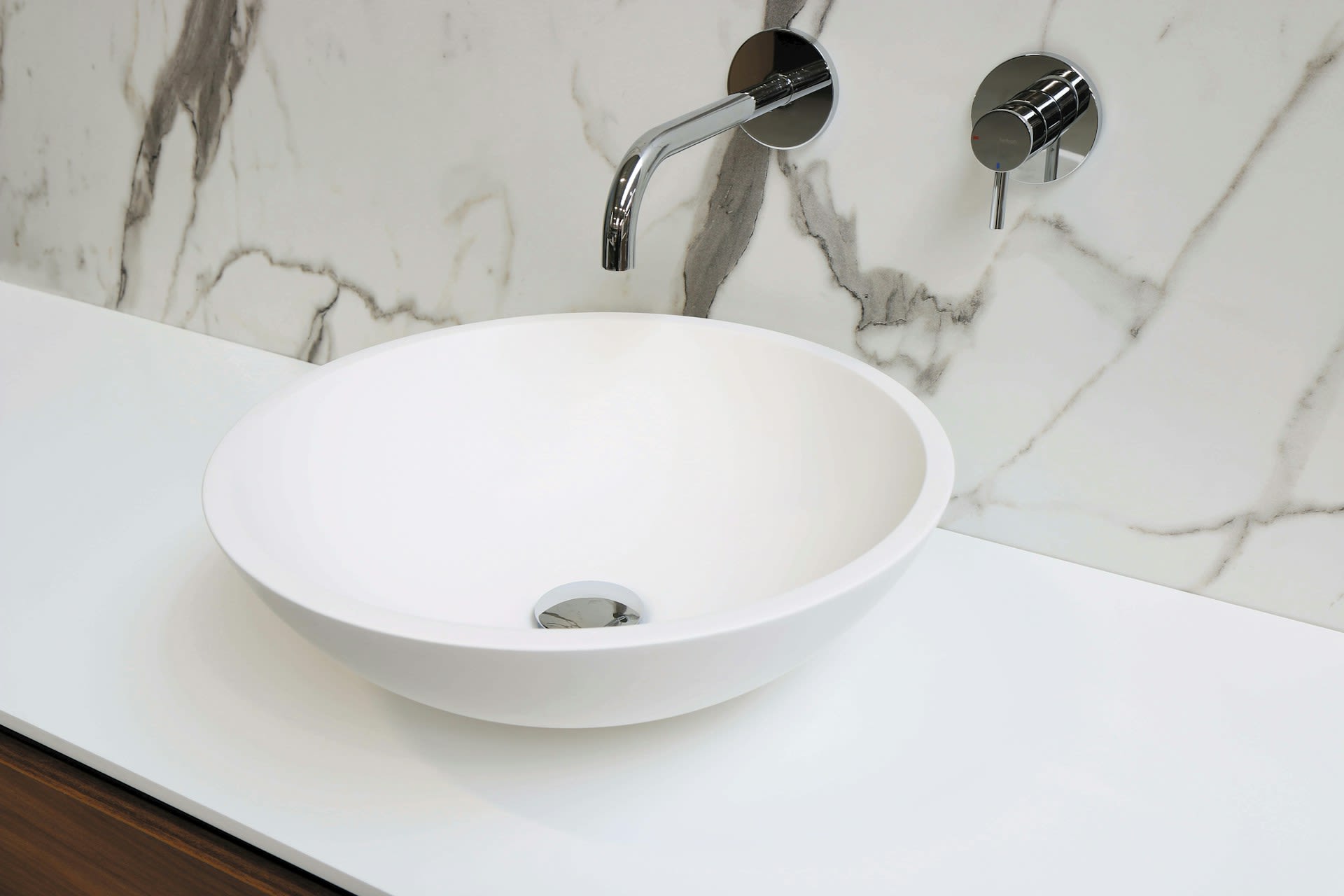 A qué altura se pone el grifo en un lavabo sobre encimera: claves