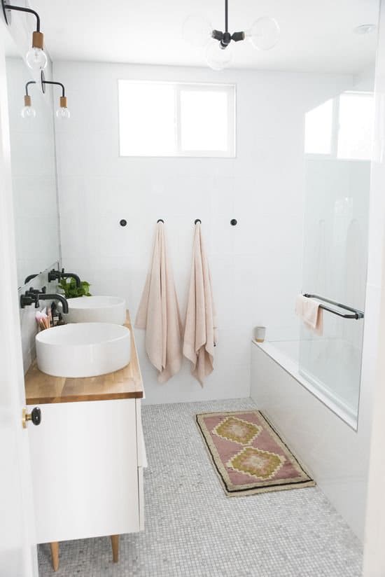 un conjunto de de colores toallas para ducha y spa en el estante