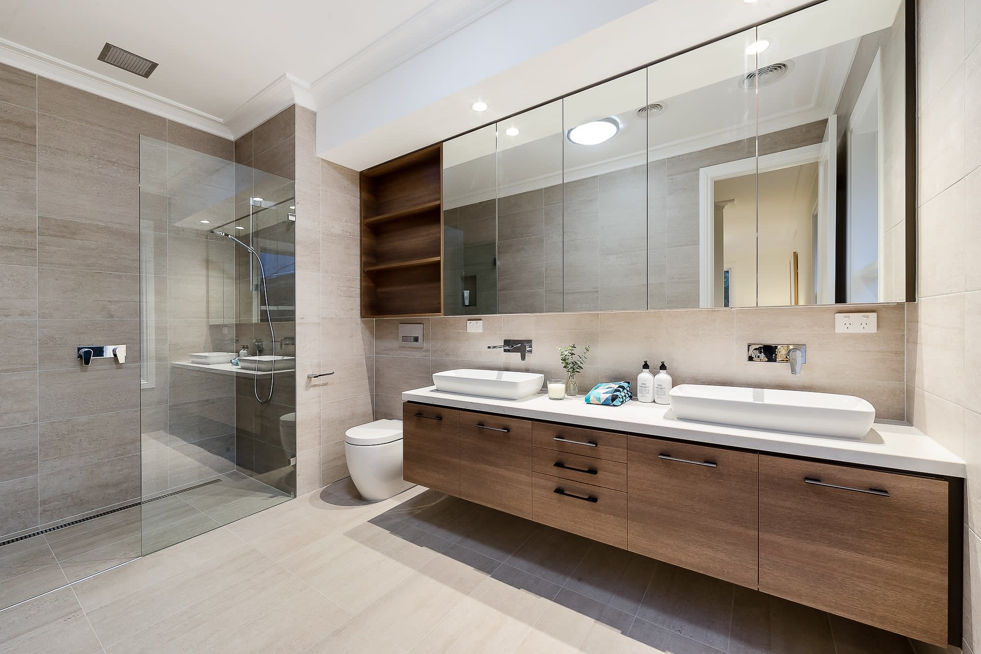 Baño moderno con base de madera para lavabos blancos radiador para